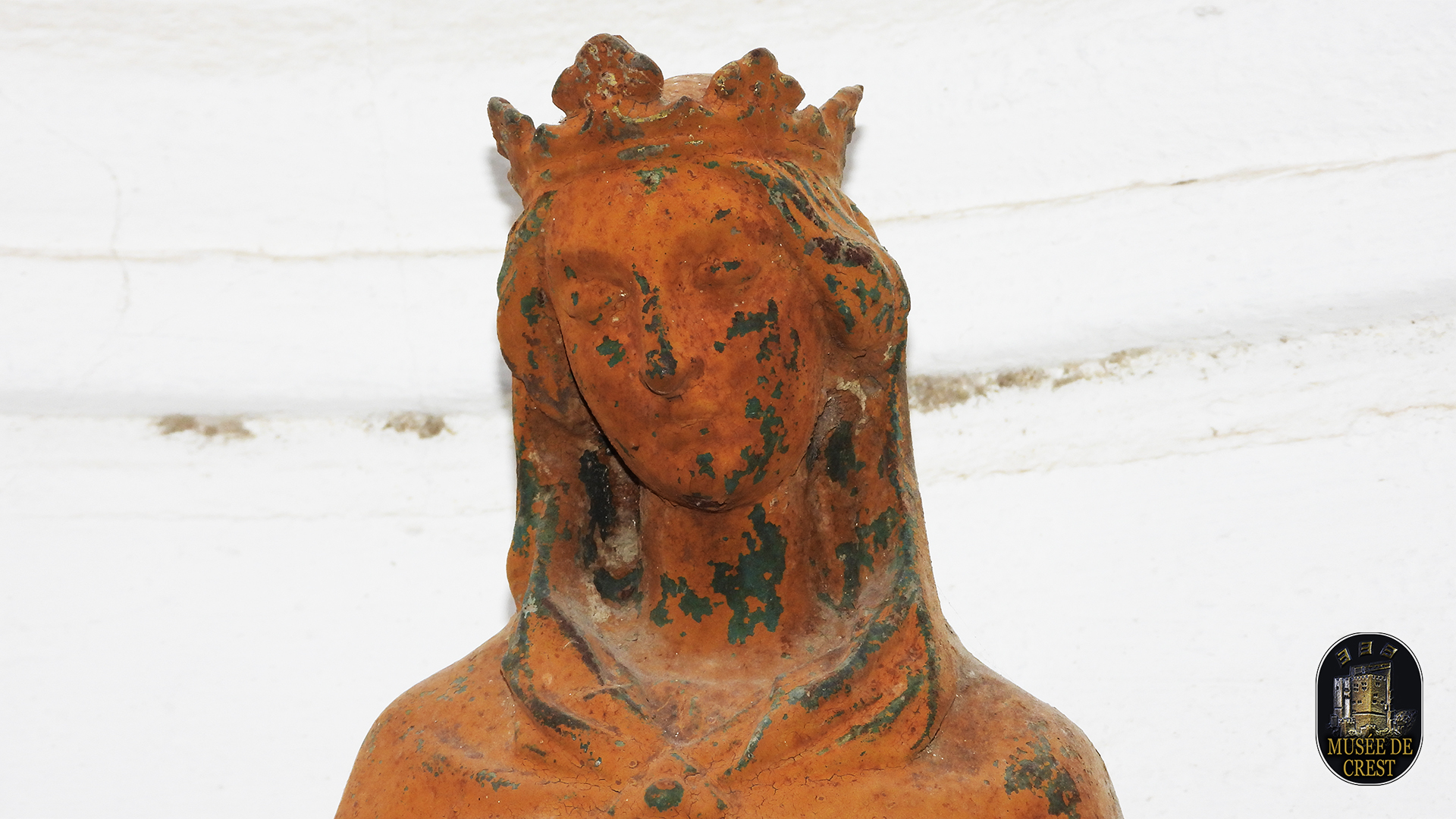 Alveole_gros_plan_statue_Metallique_Vierge_escalier_montee_des_Cordeliers_Crest_UHD_HD_MDC_DSCN4237.jpg