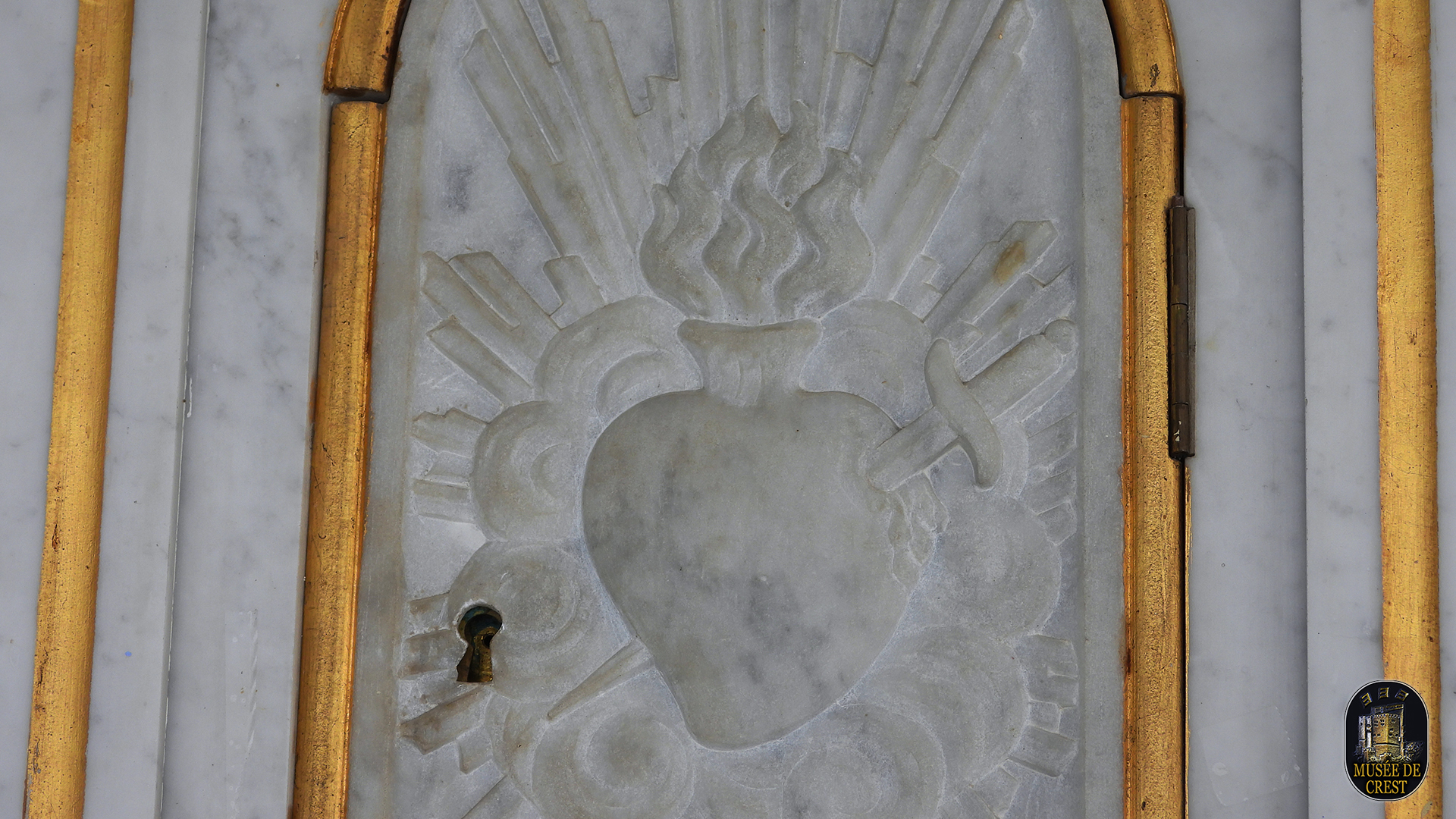 Autel_Sainte_Marie_a_gradins_et_tabernacle_eglise_desacralisee_Notre_Dame_de_l_Asomption_Barnave_UHD_HD_MDC_DSCN4274.jpg