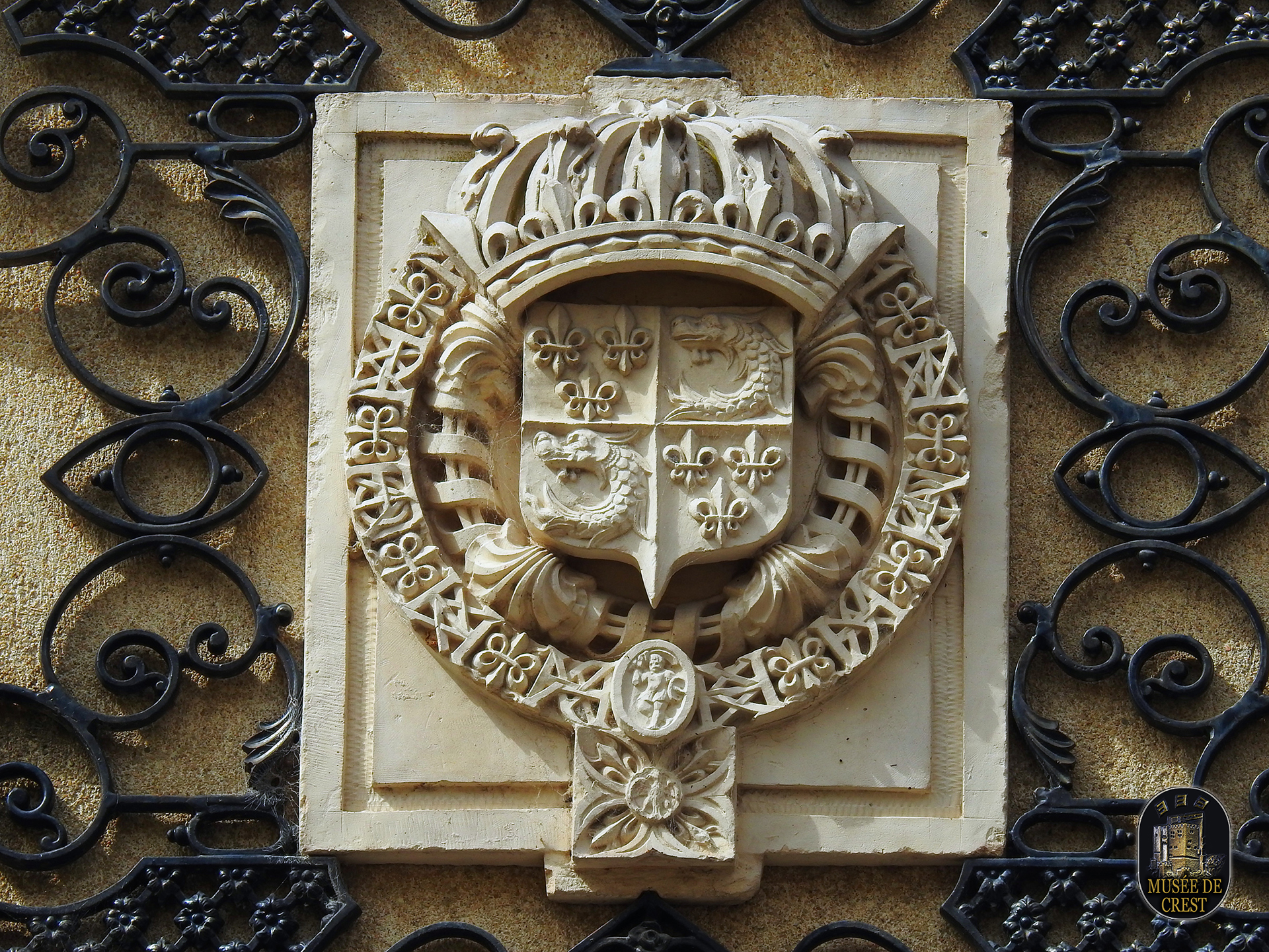 Blason_Rattachement_Dauphine_a_la_France_1349_Facade_Hotel_de_Ville_Crest_UHD_HD_MDC_DSCN1119.jpg