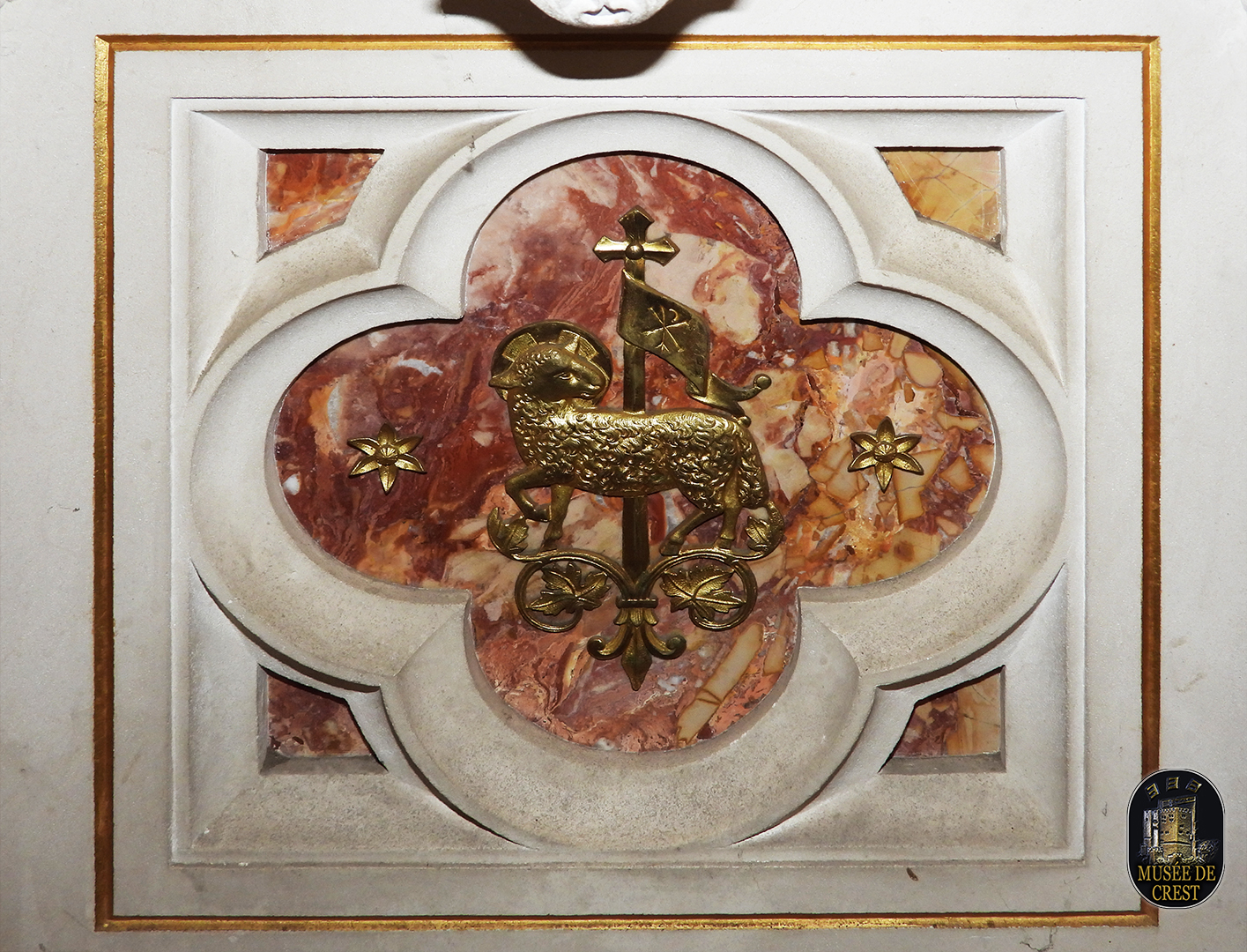 Bronze_dore_panneau_central_frontal_maitre_autel_chapelle_Sacres_coeurs_de_Jesus_et_de_Marie_Recoubeau_UHD_HD_MDC_DSCN3711.jpg