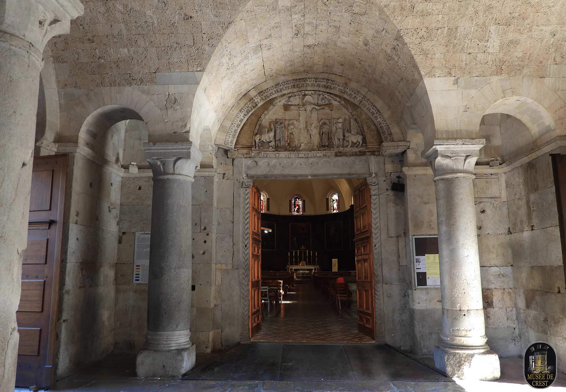 Cathedrale_de_Die_porche_UHD_HD_MDC_DSCN1867.jpg