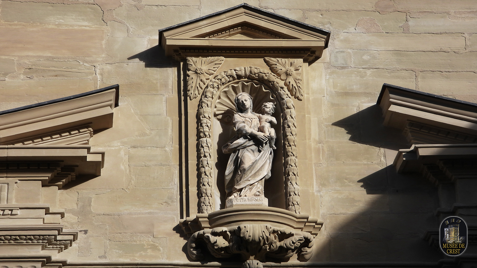 Chapelle_de_la_Visiation_Ste_Marie_Hopital_Crest_Statue_Vierge_a_l_Enfant_8K_UHD_MDC_DSCN4534.jpg
