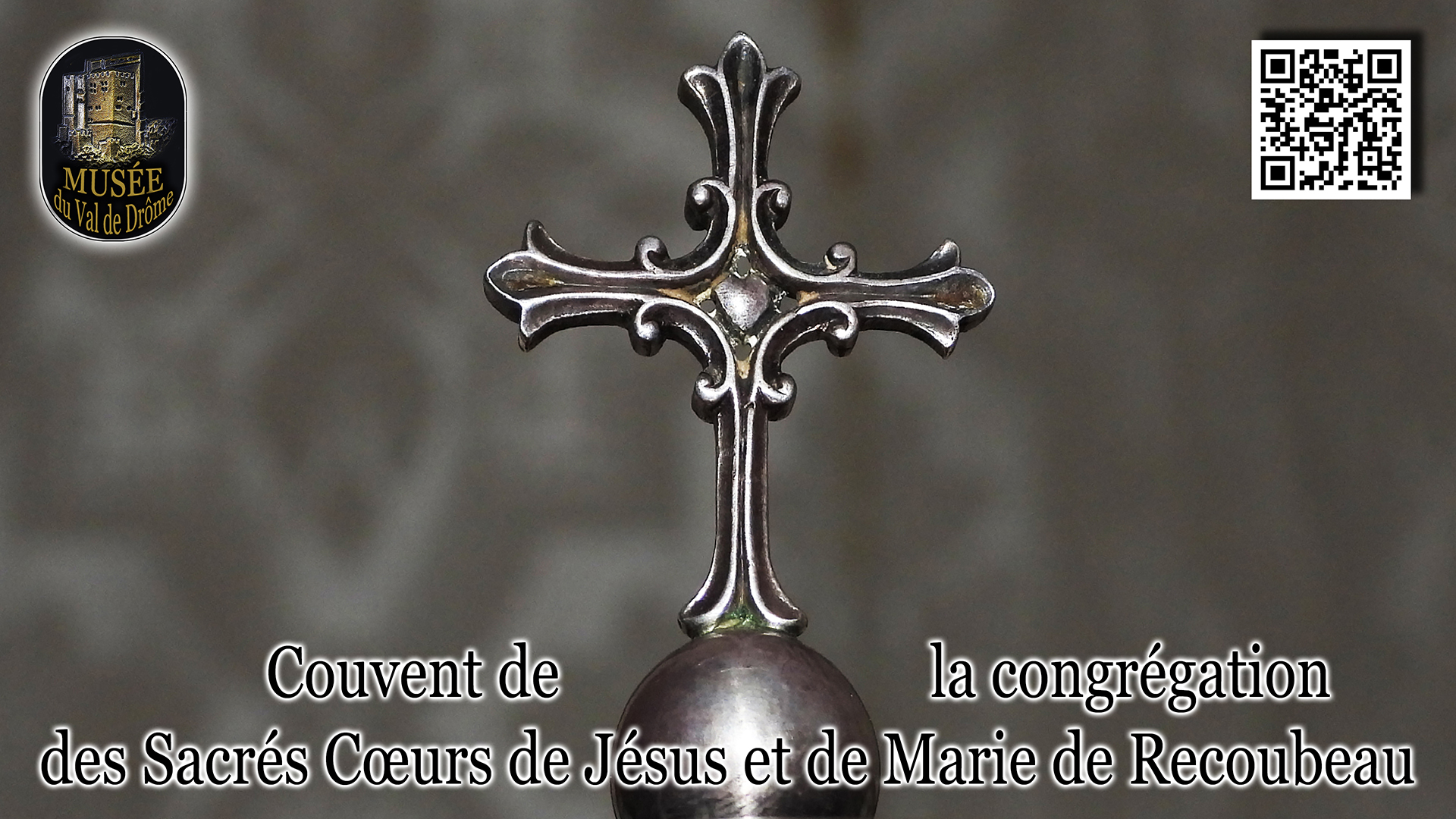 Magnifique_croix_avec_un_coeur_ciboire_sacre_le_tabernacle_maitre_autel_chapelle_Sacres_Coeurs_de_Jesus_et_de_Marie_Recoubeau_UHD_HD_Flyer_QrC_DSCN3705.jpg