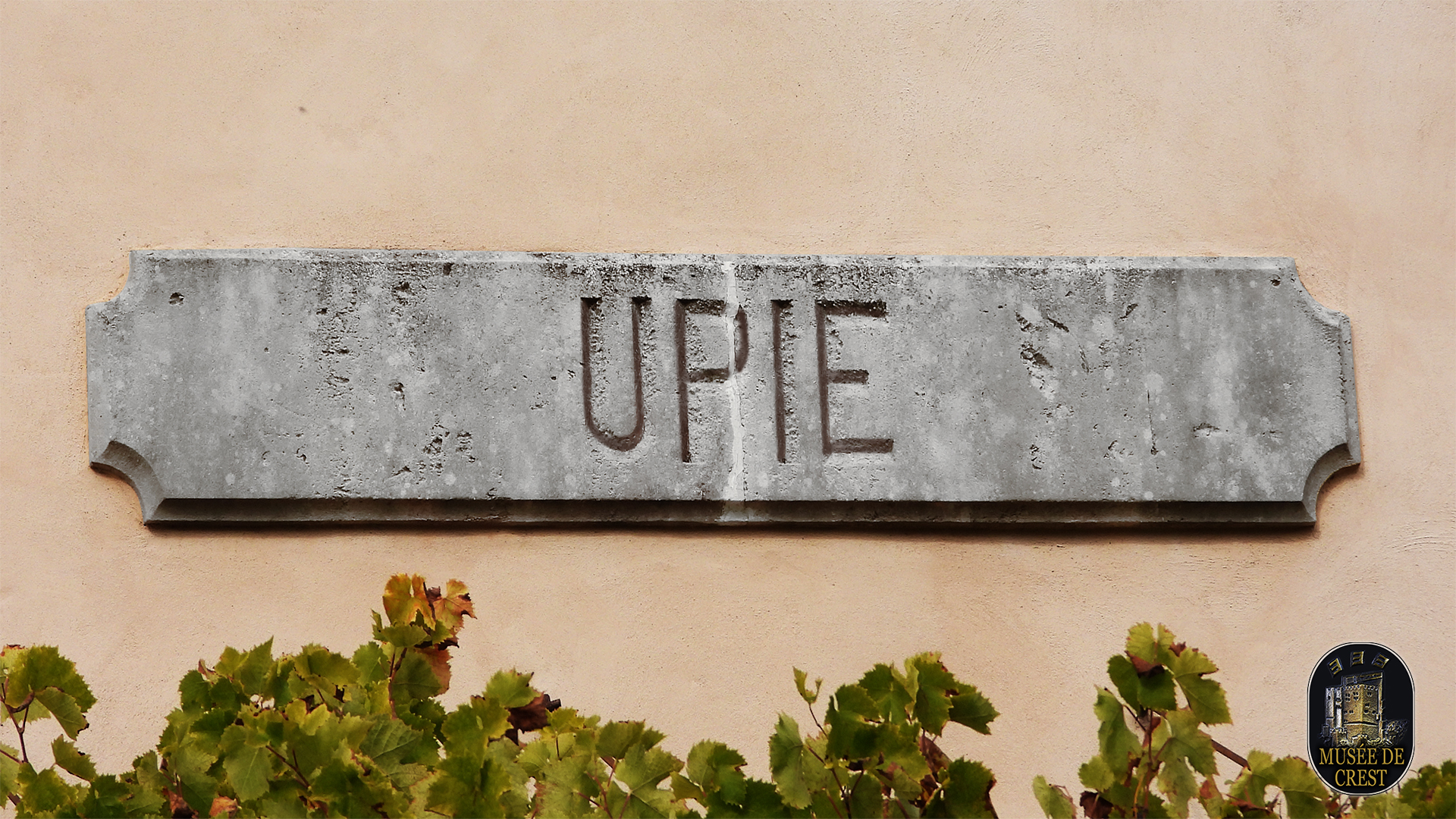 Panneau_pierre_sur_facade_gare_tramway_Upie_UHD_HD_MDC_DSCN5201.jpg