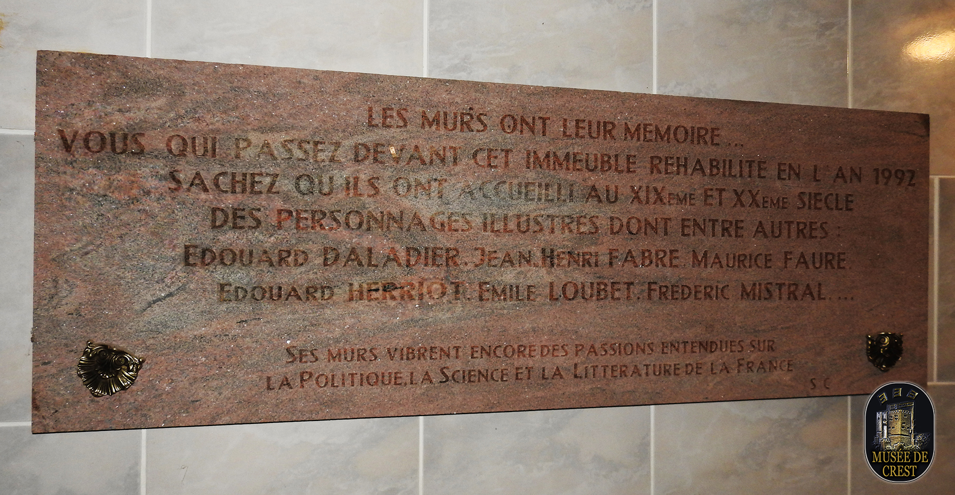 Plaque_Anne_Pierjean_immeuble_Grangeon_15_rue_Sadi_Carnot_26400_CREST_UHD_HD_MDC_DSCN1620.jpg
