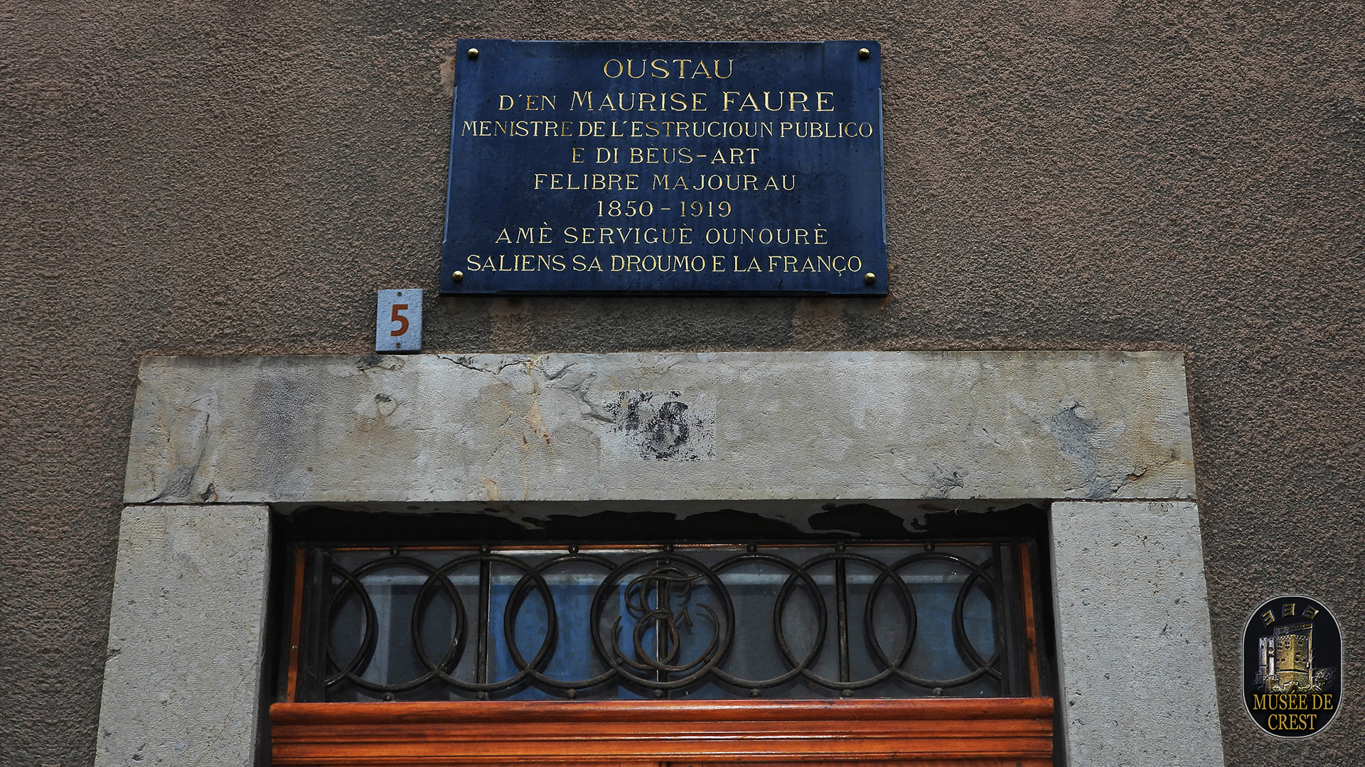 Plaque_apposee_le_26_aout_1923_sur_la_facade_de_maison_de_Maurice_Faure_rue_Barnave_a_Saillans_et_sigle_Elisabeth_UHD_HD_MDC_DSCN3076.jpg
