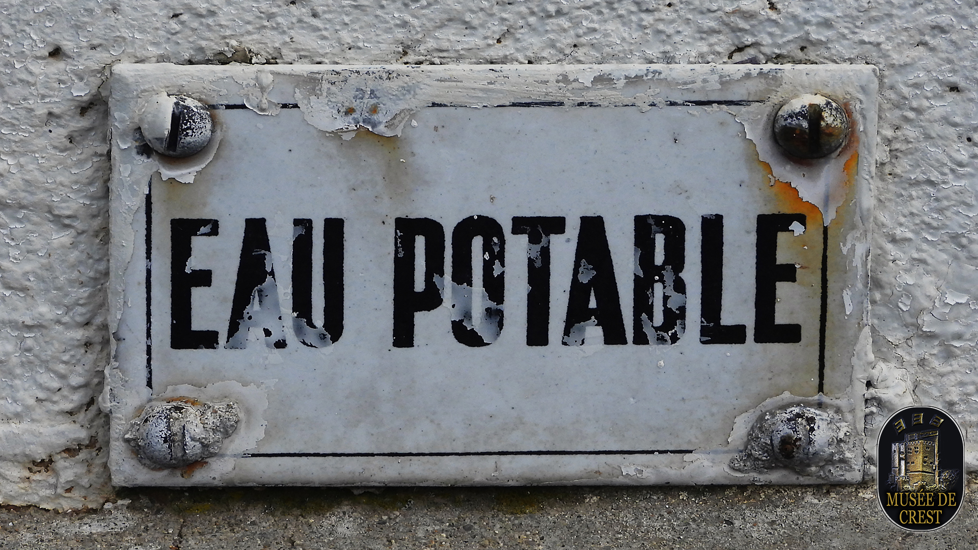 Plaque_eau_potable_fontaine_voyageur_gare_PLM_Crest_UHD_HD_DSCN3155.jpg