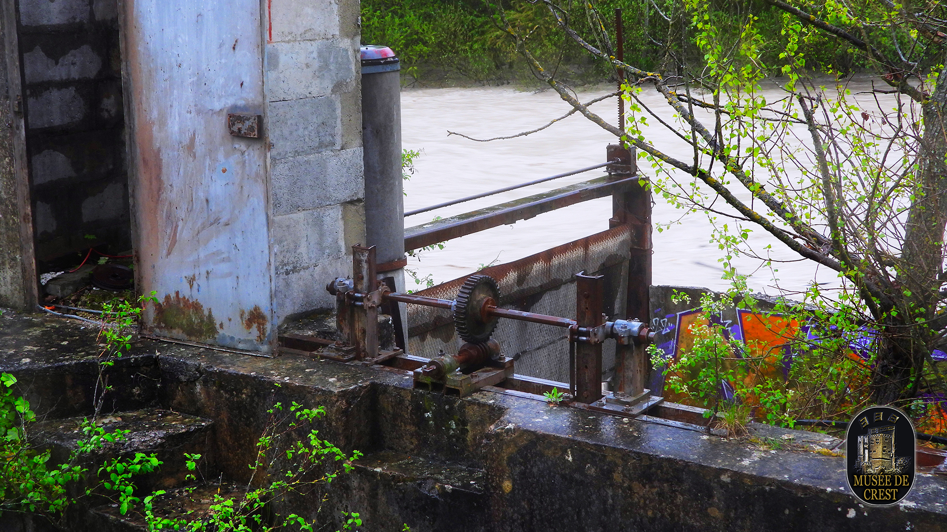 Prise_Drome_vanne_canal_Tavan_Flachard_puis_Paul_Achard_micro_centrale_hydroelectrique_Aouste_le_16_04_2025_UHD_HD_MDC_DSCN0728.jpg