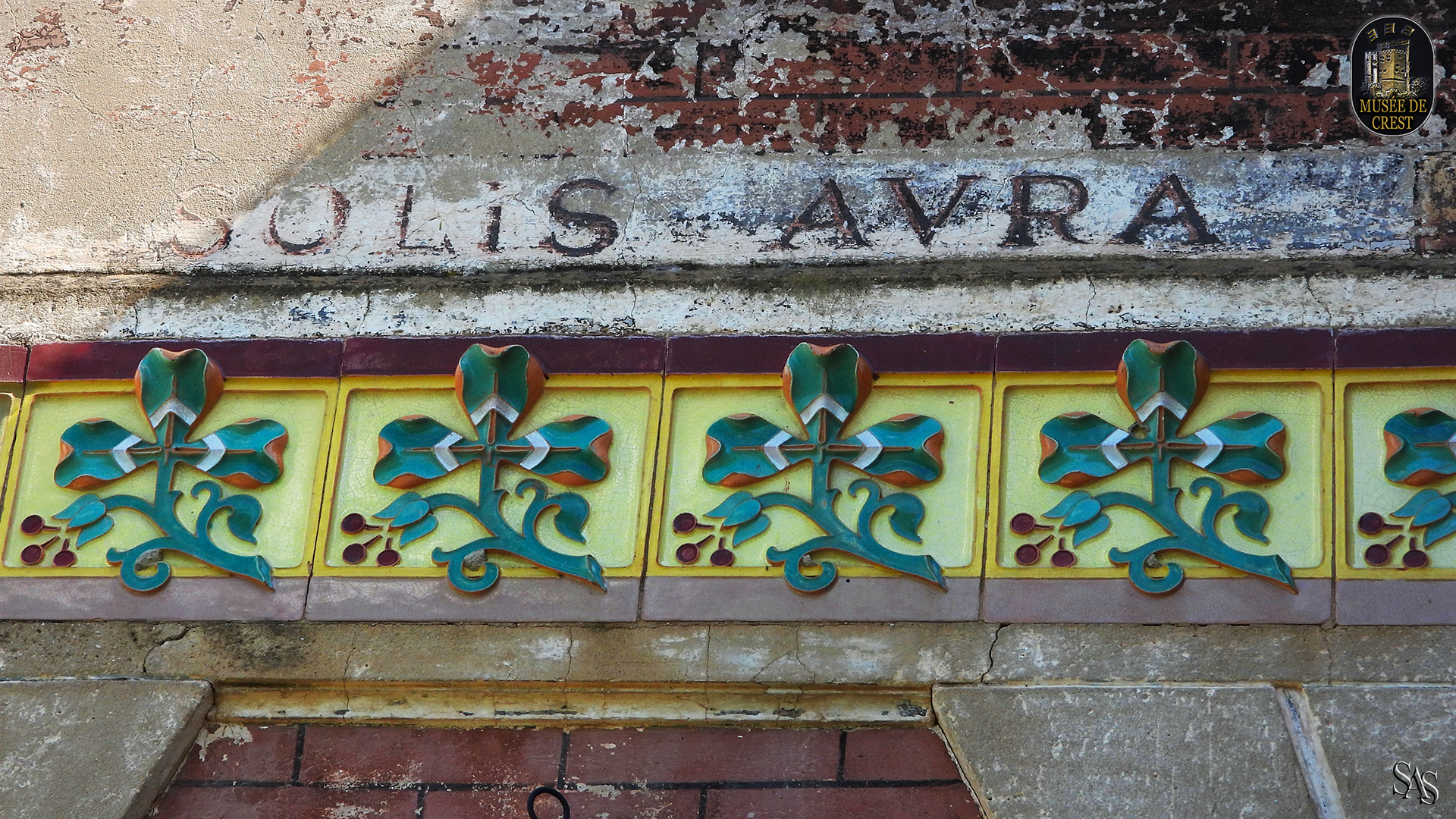 Solis_Aura_Douceur_de_Soleil_fresque_murale_facade_sud_ancienne_maison_Maurice_Faure_rue_Barnave_Saillans_PV_Serge_Sargentini_UHD_HD_MDC_DSCN4694.jpg